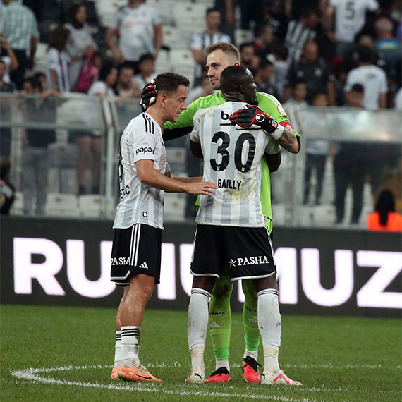 Süper Lig’in 6’ncı haftasında Beşiktaş Kayserispor’u 2-1 mağlup etti. Beşiktaş’a galibiyeti getiren golleri 56’ncı dakikada Aboubakar ve 63’üncü dakikada Chamberlain kaydetti.