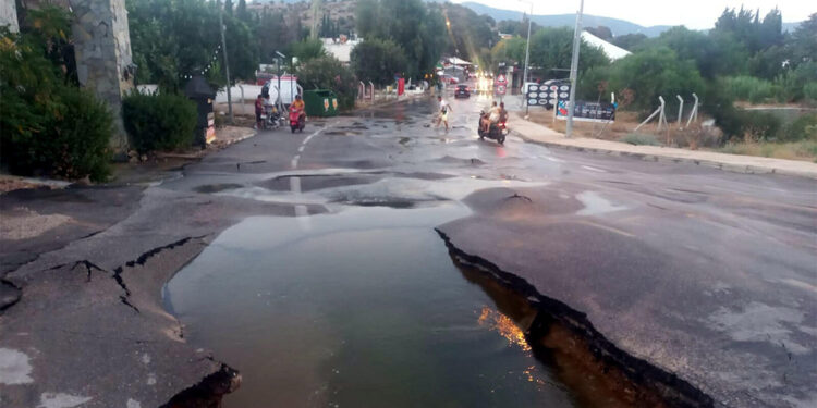 Bodrum'da ana su isale hattı patladı