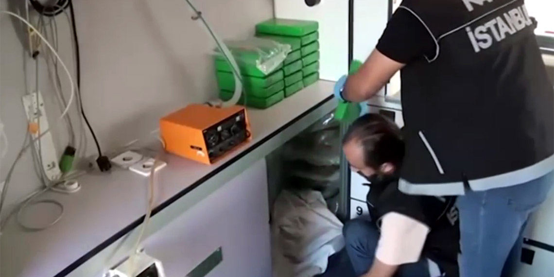 İçişleri Bakanı Ali Yerlikaya, İstanbul'da iki farklı uyuşturucu operasyonunda, 2'si Bulgaristan'dan hasta nakil aracıyla uyuşturucu sokmak isteyen toplam 6 yabancı uyruklu şüphelinin yakalandığını duyurdu.