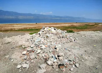 Burdur gölü kenarına inşaat molozu döküldü
