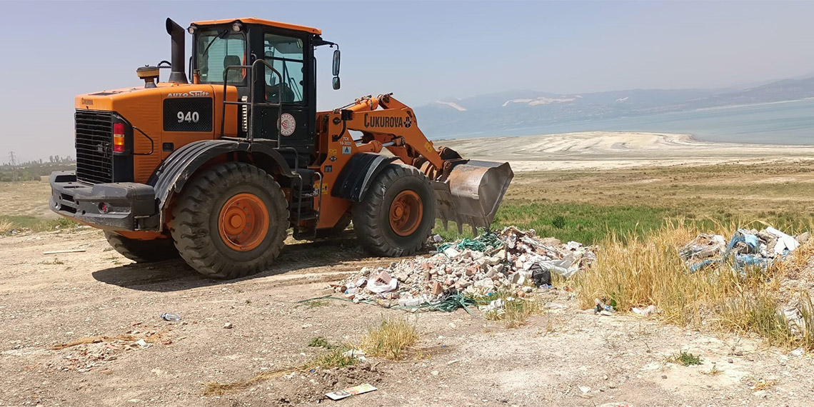 Burdur Gölü kenarına inşaat molozu döküldü