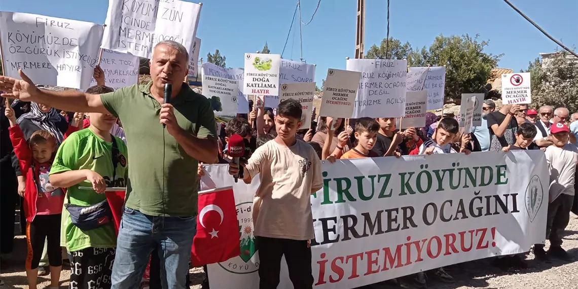 Bursa’nın orhaneli ilçesinde su havzasına yapılacağı öne sürülen mermer ocağına karşı mahalle halkı eylem yaptı. Eyleme, doğayı ve çevreyi koruma derneği de (doğader) destek verdi.