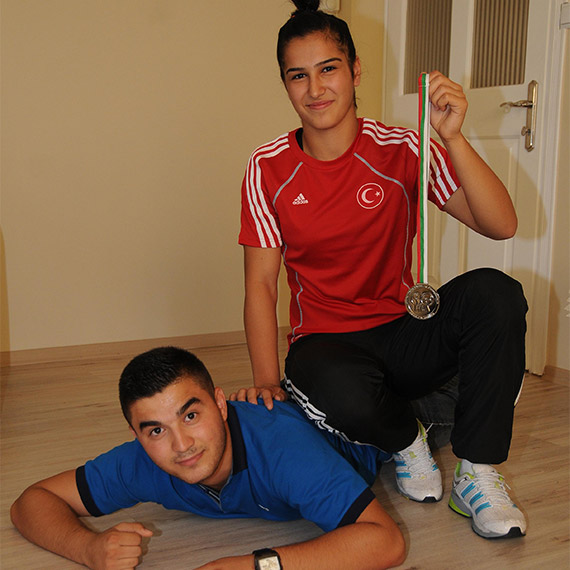 Buse Tosun Çavuşoğlu ağabeyiyle güreşerek kariyere başladı