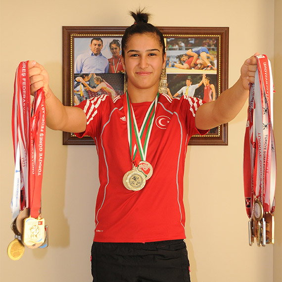 Sırbistan'da devam eden Dünya Güreş Şampiyonası'nda kadınlar 68 kilogram serbest stil finalinde Moğol rakibi Demgermaa Enkhsaikhan'ı tuşla yenerek ilk kez şampiyon olan İzmirli milli sporcu Buse Tosun Çavuşoğlu ağabeyiyle güreşerek başladığı kariyerinde dünyanın zirvesine çıktı.