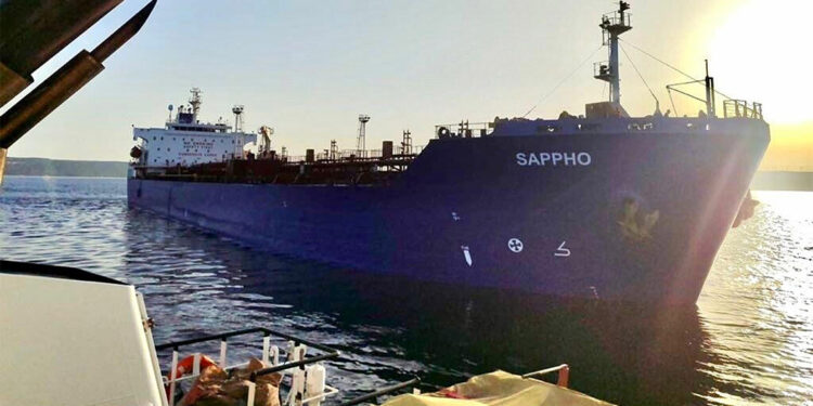 Çanakkale'de akaryakıt tankeri makine arızası yaptı