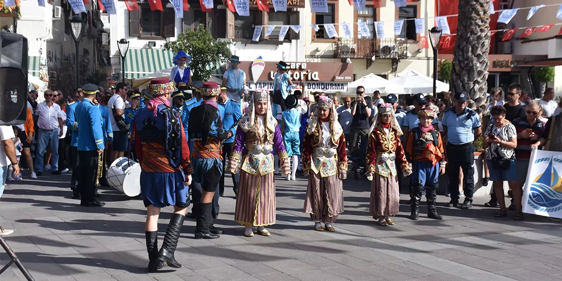 İzmir'in turistik ilçesi çeşme'de 21-24 eylül tarihleri arasında 'akdeniz' temasıyla gerçekleştirilecek olan 3'üncü çeşme festivali, düzenlenen törenle başladı.