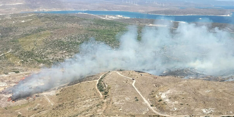 Çeşme'deki çöplükte çıkan yangına müdahale sürüyor