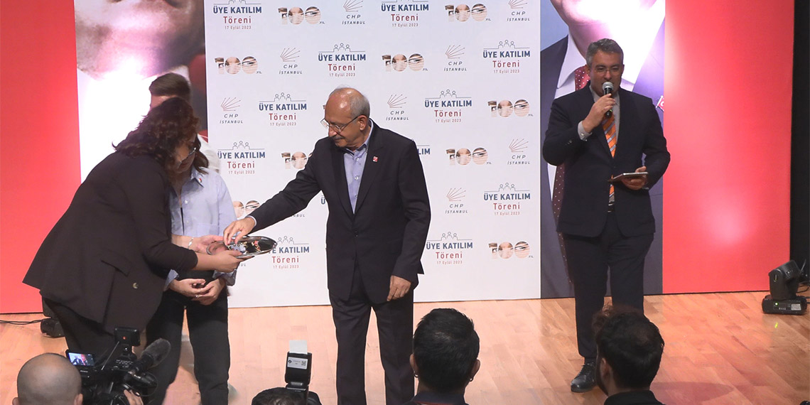 Cumhuriyet Halk Partisi Genel Başkanı Kılıçdaroğlu, "Topluma hizmet etmek kadar değerli bir şey yoktur ama bizim bir kusurumuz var, yeteri kadar vatandaşın kapısını çalamadık" dedi.