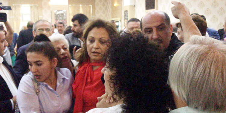 Burcu Köksal kongrede baygınlık geçirdi