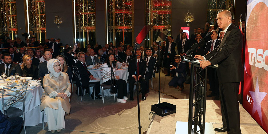 Cumhurbaşkanı Recep Tayyip Erdoğan, New York'ta Türk-Amerikan Ulusal Yönlendirme Komitesi (TASC) tarafından düzenlenen programda yaptığı konuşmada, "Amerika ile ticaret hacmimiz 32 milyar doları aşarak rekor bir düzeye ulaştı" dedi.