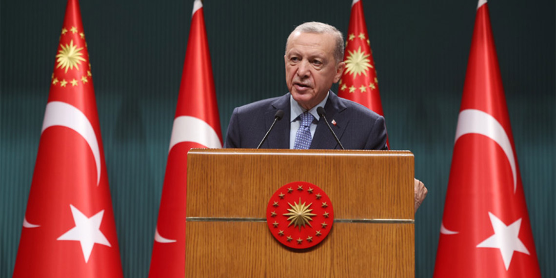 Cumhurbaşkanı Recep Tayyip Erdoğan, ''Ağustos ayı verileri ile birlikte yıllık enflasyonun yüzde 56 yükselmesi, hayat pahalılığı ile mücadelemizi daha sıkı yürütmemiz gerektiğine işaret ediyor. Hiç şüphesiz bu uzun, zorlu ve sabır isteyen bir süreçtir. Nice badirelerin üstesinden gelen bir yönetim olarak Allah’ın izniyle enflasyonu dize getireceğimize inanıyoruz'' dedi.