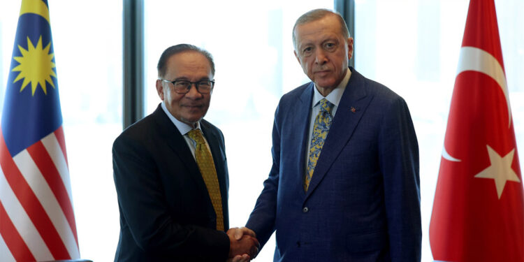 Erdoğan, Malezya Başbakanı Enver İbrahim'i kabul etti