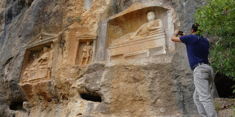 Adamkayalar kabartmaları için ören yeri talebi