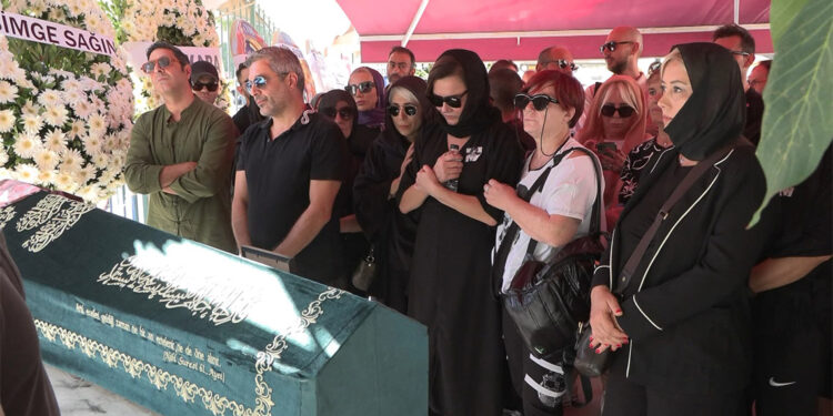 Deniz Seki'nin annesi son yolcuğuna uğurlandı