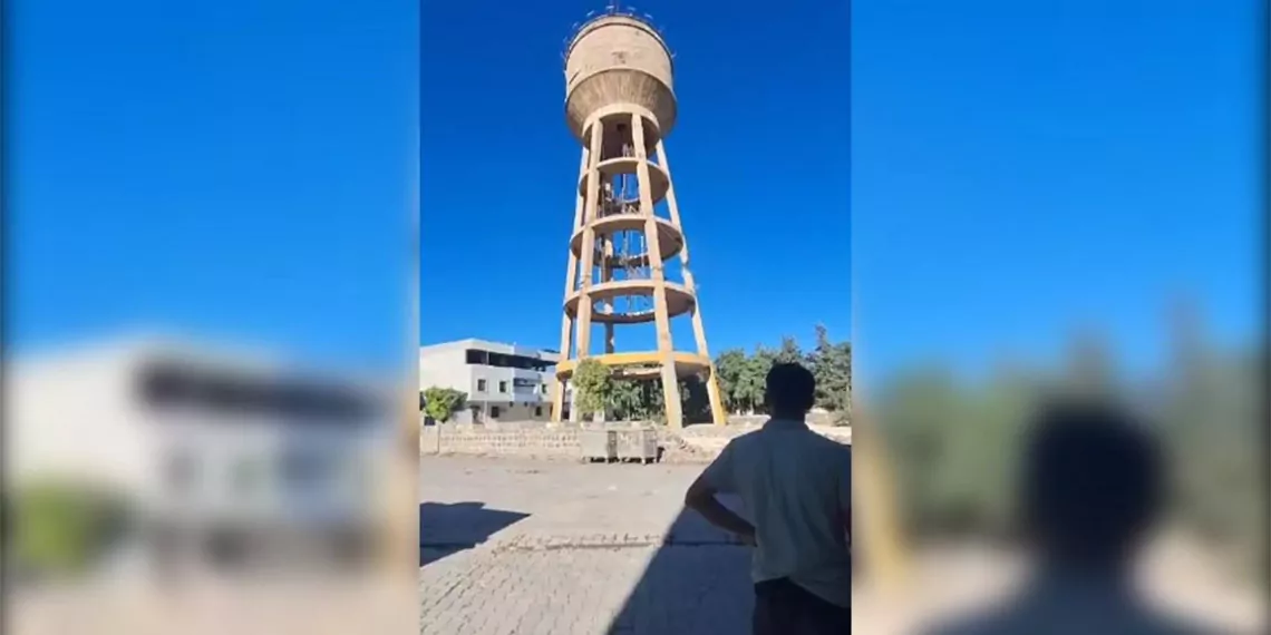 Depremde hasar gören su kulesi 15 saniyede yıkıldı
