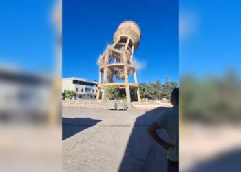 Depremde hasar gören su kulesi 15 saniyede yıkıldı