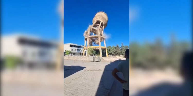 Depremde hasar gören su kulesi 15 saniyede yıkıldı
