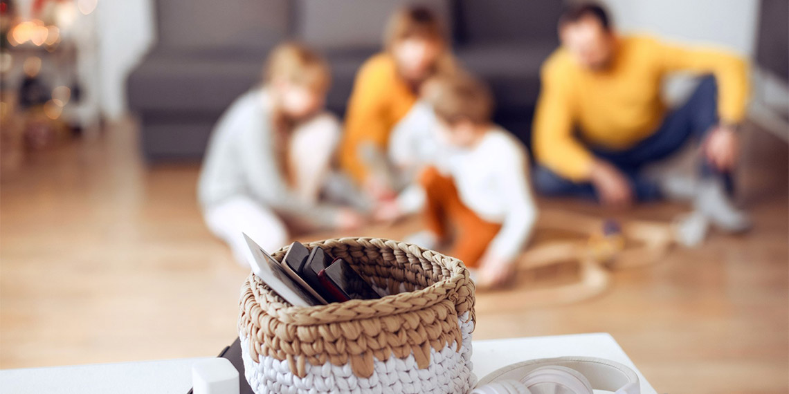 Dijital ortamın, dünyayla ve diğerleriyle kurulan ilişki ve temas biçimini çok hızlı ve radikal bir biçimde değiştirdiğini söyleyen Dr. Öğr. Üyesi Serdar Körük, “Dijital dünyayı bir haz objesi haline dönüştürmemeli, haz almak, eğlenmek, kendimizi değerli ve yetkin hissetmek, ilişkiler kurmaya çalışmak ve benzeri amaçlarla kullanmamalıyız ve kullanıyorsak da bunu azaltmalıyız” dedi.