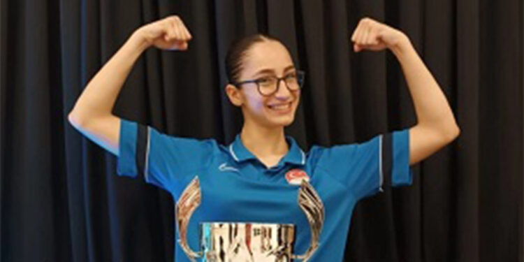 Milli karateci Sena Kızılaslan, İsviçre'den madalya ile döndü