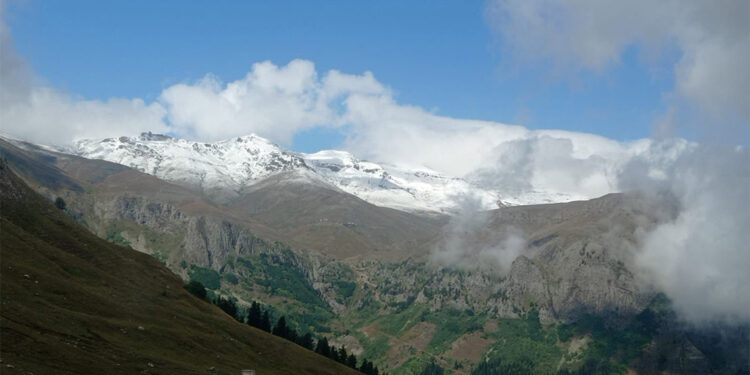 Rize'nin yüksek kesimlerine mevsimin ilk karı düştü