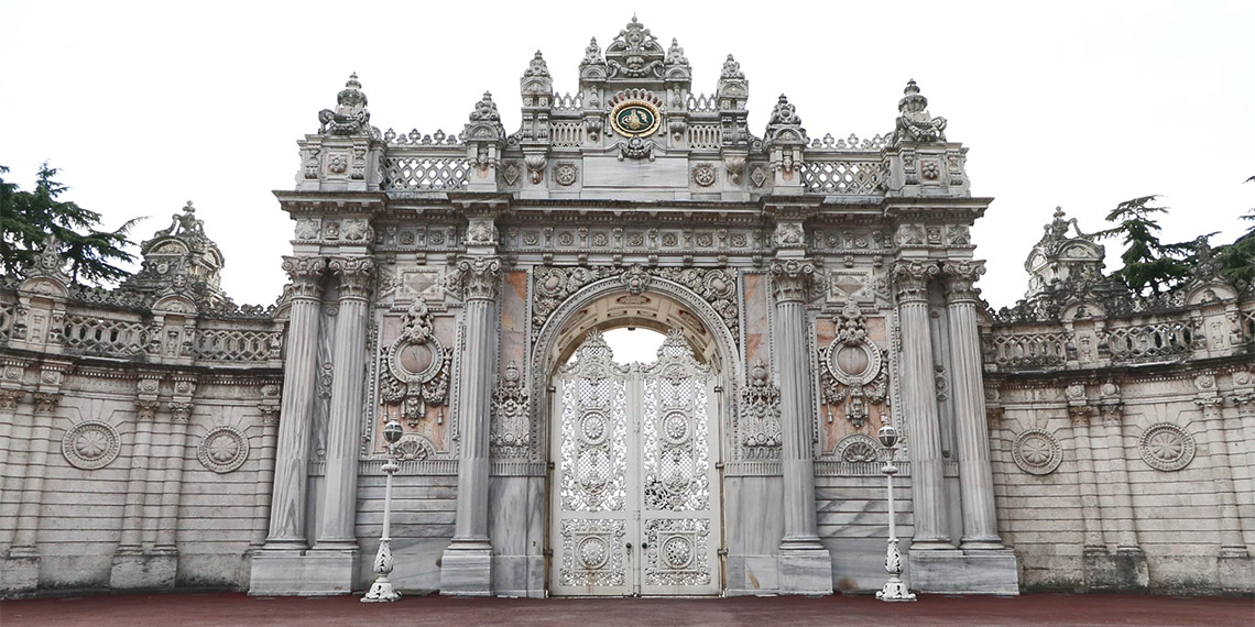 Dolmabahçe Sarayı'ndaki restorasyon sürecinin Ekim ayı sonunda tamamlanacağı öğrenildi.