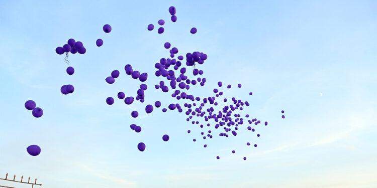 Alzeimer gününde gökyüzüne mor balonlar bırakıldı