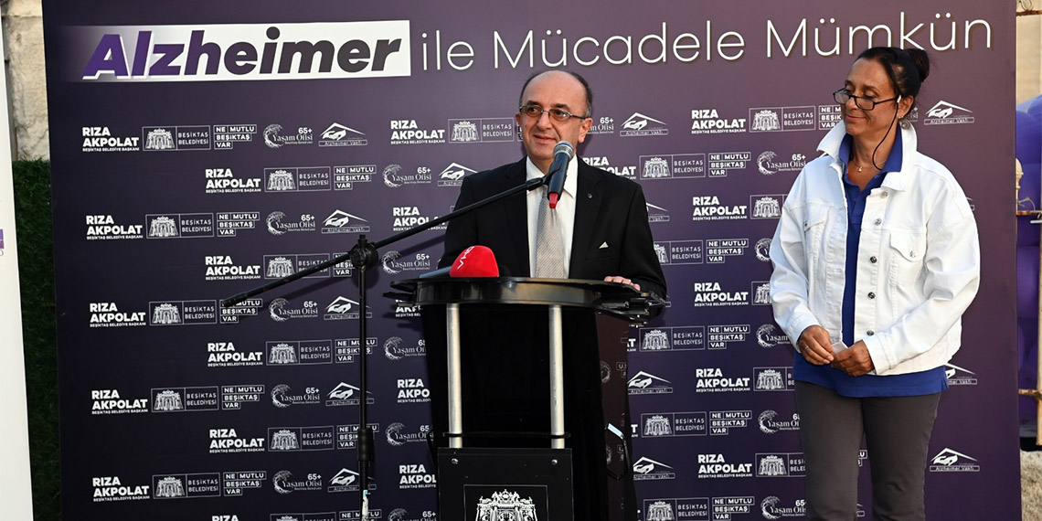 Alzeimer gününde gökyüzüne mor balonlar bırakıldı