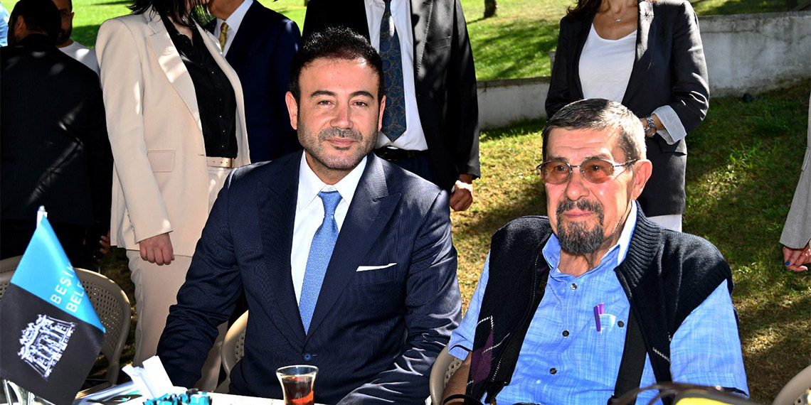 Beşiktaş’ta 21 Eylül Dünya Alzheimer Günü’ne özel çeşitli etkinlikler düzenlendi. Farkındalık yaratmak için Ortaköy Meydanı’nda buluşanlar, Alzeimer gününde gökyüzüne mor balonlar bıraktı.