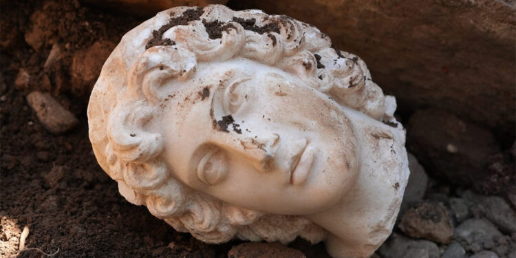 Makedonya Kralı Büyük İskender'e ait portre başı bulundu