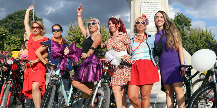 Süslü Kadınlar Bisiklet Turu renkli görüntülere sahne oldu