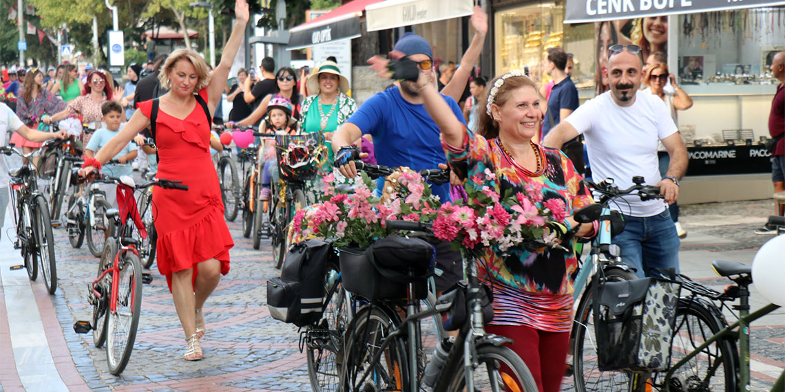 Süslü Kadınlar Bisiklet Turu renkli görüntülere sahne oldu