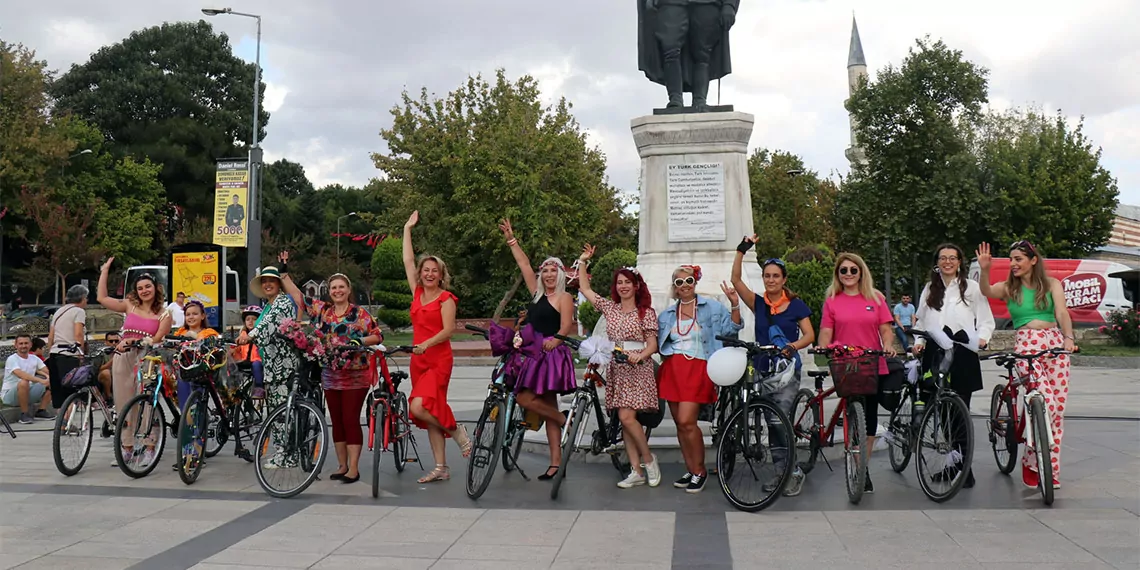 Edirne'de, 'dünya otomobilsiz kentler günü' kapsamında, bu yıl 8'incisi düzenlenen süslü kadınlar bisiklet turu renkli görüntülere sahne oldu.
