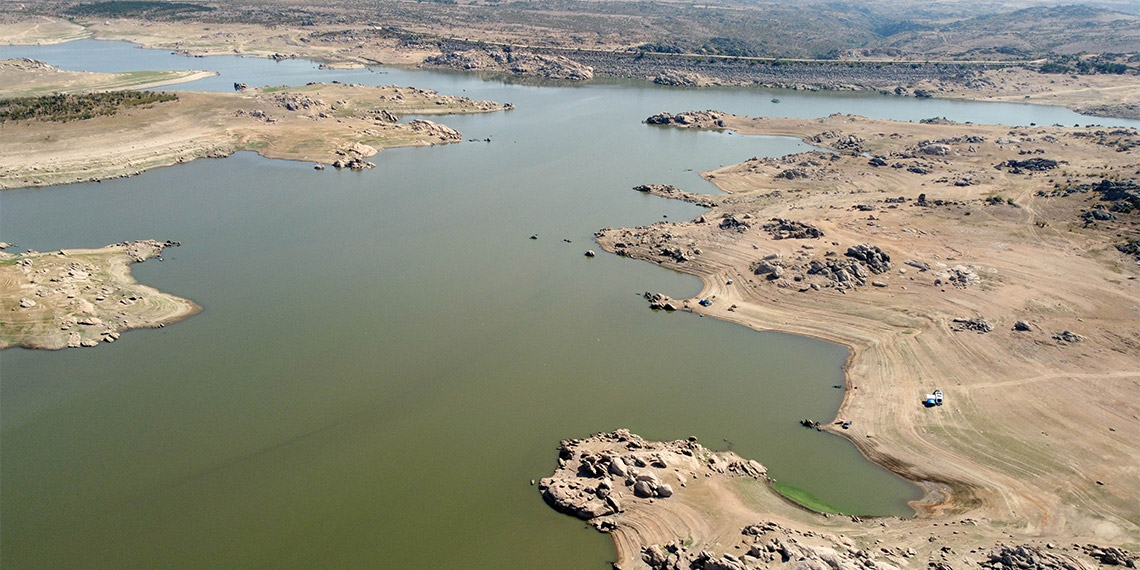 Edirne'nin içme suyunu karşılayan barajlardan Kırklareli'deki Kayalıköy Barajı'nda, doluluk oranı yüzde 9'a düştü. Edirne Belediyesi, vatandaşlara gönderdiği mesajda, tasarruf çağrısı yaptı.