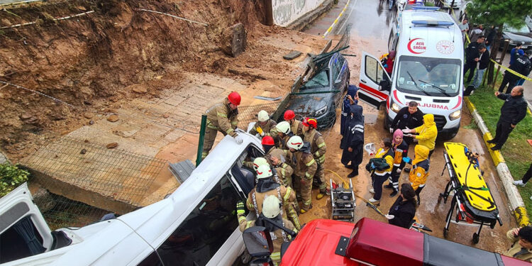 Pendik'te istinat duvarı araçların üzerine çöktü