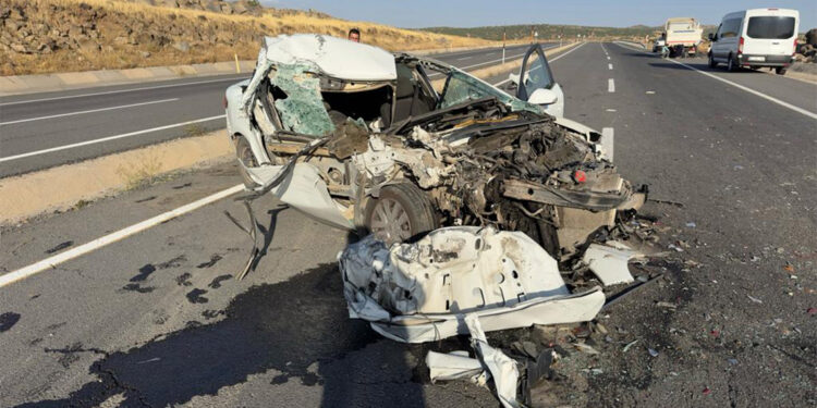 Elazığ'da otomobil kamyonete arkadan çarptı, 1 ölü