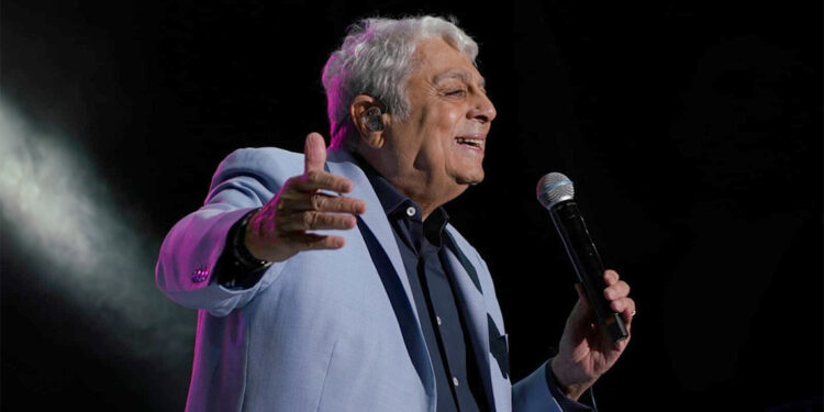 Çeşme Festivali'nde Enrico Macias konser verdi