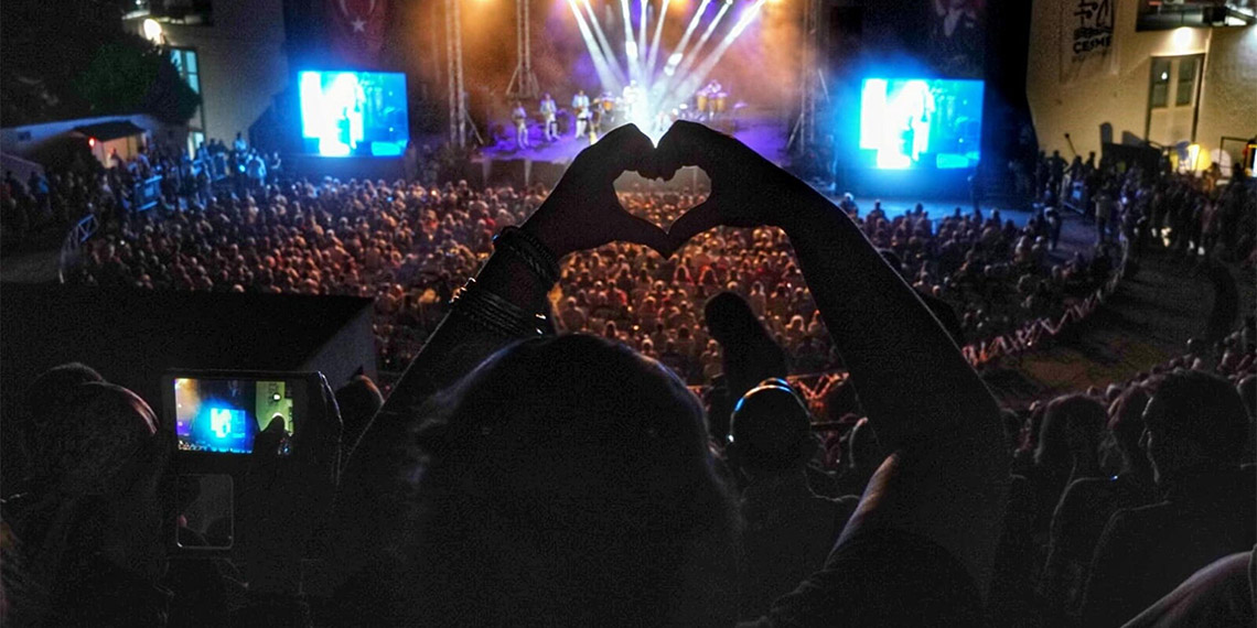 Bu yıl 21-24 Eylül tarihleri arasında 'Akdeniz' temasıyla düzenlenen Çeşme Festivali'nde Enrico Macias konser verdi.