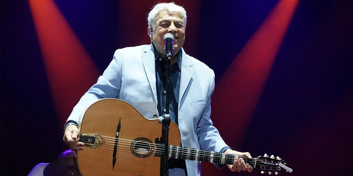 Çeşme Festivali'nde Enrico Macias konser verdi