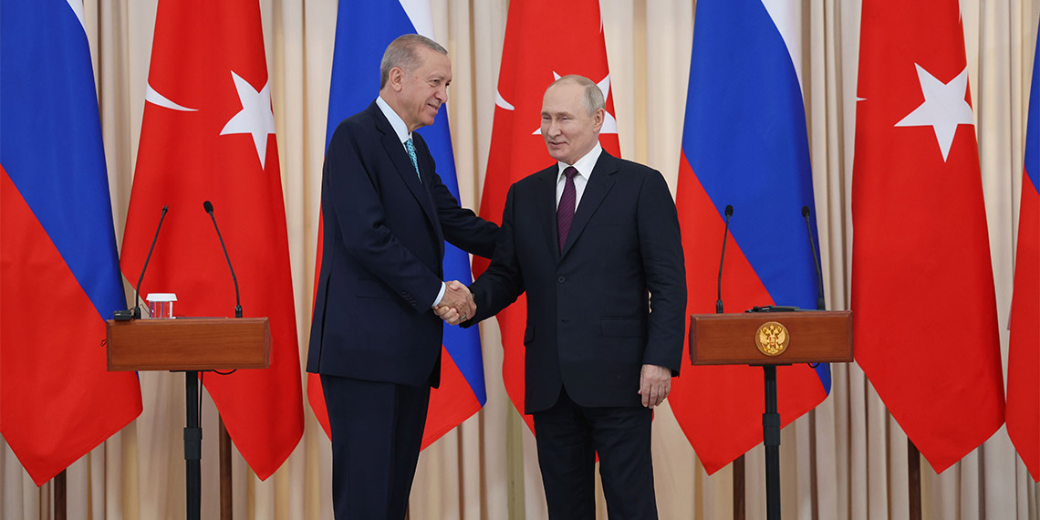 Rusya’da bulunan Cumhurbaşkanı Recep Tayyip Erdoğan, Rusya Devlet Başkanı Vladimir Putin ile görüşmesinin ardından ortak basın toplantısı düzenledi. Erdoğan, konuşmasında, “Karadeniz Girişimi, küresel gıda kriziyle mücadelede anahtar rol oynadı. Özellikle Afrika gibi tahıla en çok ihtiyaç duyanlar için bir nefes borusu oldu” dedi.