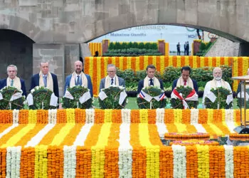 Mahatma gandhi'nin anıt mezarını ziyaret etti