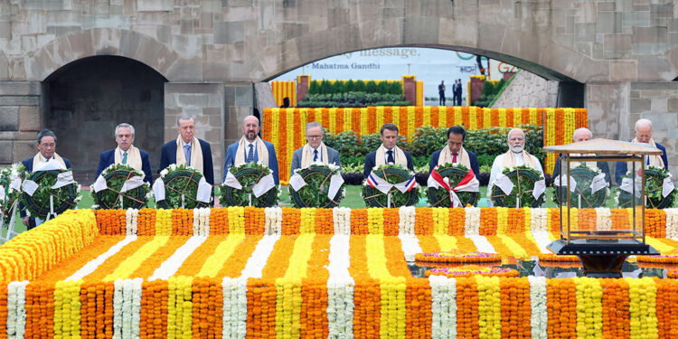 Mahatma Gandhi'nin anıt mezarını ziyaret etti