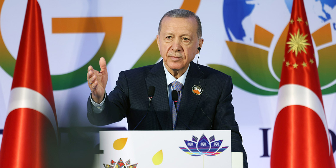 Cumhurbaşkanı Recep Tayyip Erdoğan, G20 Liderler Zirvesi’nin ardından basın toplantısı düzenledi. Erdoğan, daha adil bir dünyanın mümkün olduğuna inandığını belirterek, “Sorunlarımızın sebebi kaynak kıtlığı değil, merhamet eksikliğidir. Türkiye olarak biz bu adaletsizliklere itiraz ediyoruz” dedi.