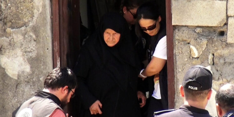 Eşini ve kızını öldürüp gömen kadının davası düştü