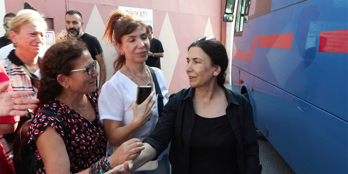 Avcılar Belediyesi tarafından 2014 ve 2016 yılları arasında yapılan ihalelere fesat karıştırdığı gerekçesiyle tutuklanan ve hakkında 113 yıl hapis cezası istenen eski Avcılar Belediye Başkanı Handan Toprak Benli çıkarıldığı ilk duruşmada tahliye edildi.