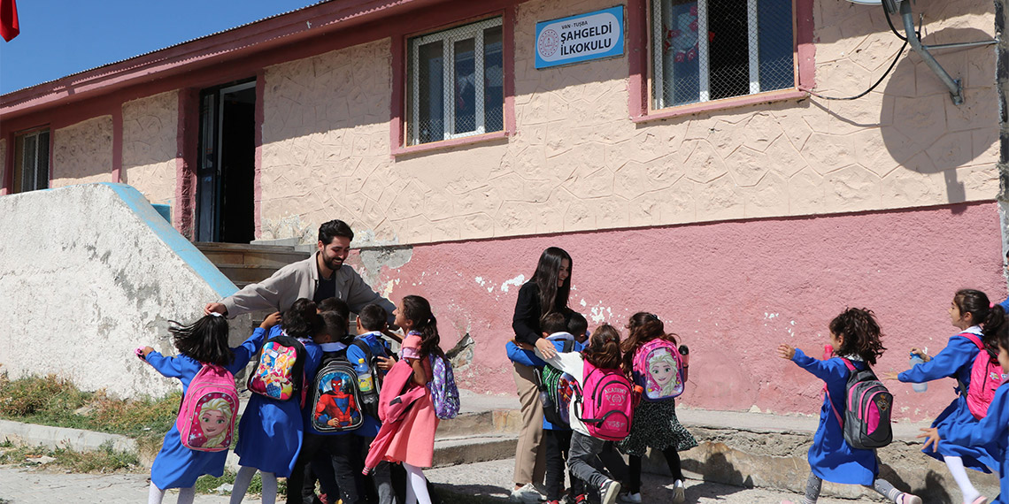 Van'ın Tuşba ilçesinin kırsal Şahgeldi Mahallesi’ndeki ilkokulda 3 yıldır görev yapan Eskişehirli Şebnem öğretmen (25), meslektaşı Elif Kocademir ve okul müdürü Emre Yıldız (25) ile birlikte öğrencilere ders vermenin yanı sıra, okulun diğer işlerini de üstleniyor.