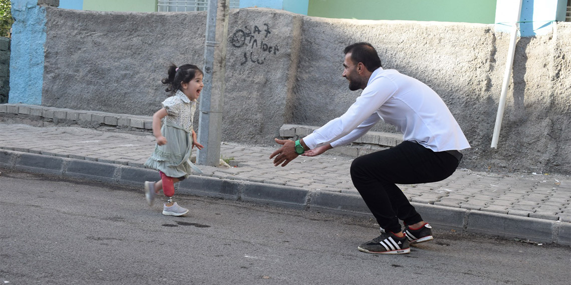 Batman’da engelli olarak doğan ve ikisinin de sağ bacakları 1,5 yaşında kesilen Arin (6) ve Ayda (3) Akdoğan kardeşler, kentte ihtiyaç sahipleri için birbiriyle sürekli iletişim halinde olan çeşitli sektörlerden esnaf grubunun topladığı yardımlarla alınan protez bacaklarla yürümeye başladı.