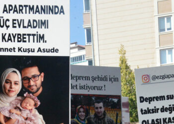 Ezgi Apartmanı avukatlarından enkaz önünde açıklama