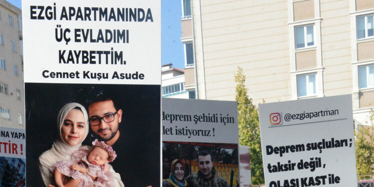 Ezgi Apartmanı avukatlarından enkaz önünde açıklama