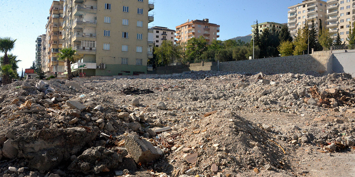 Ezgi Apartmanı avukatlarından enkaz önünde açıklama