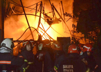 Sakarya'da kauçuk fabrikasında yangın